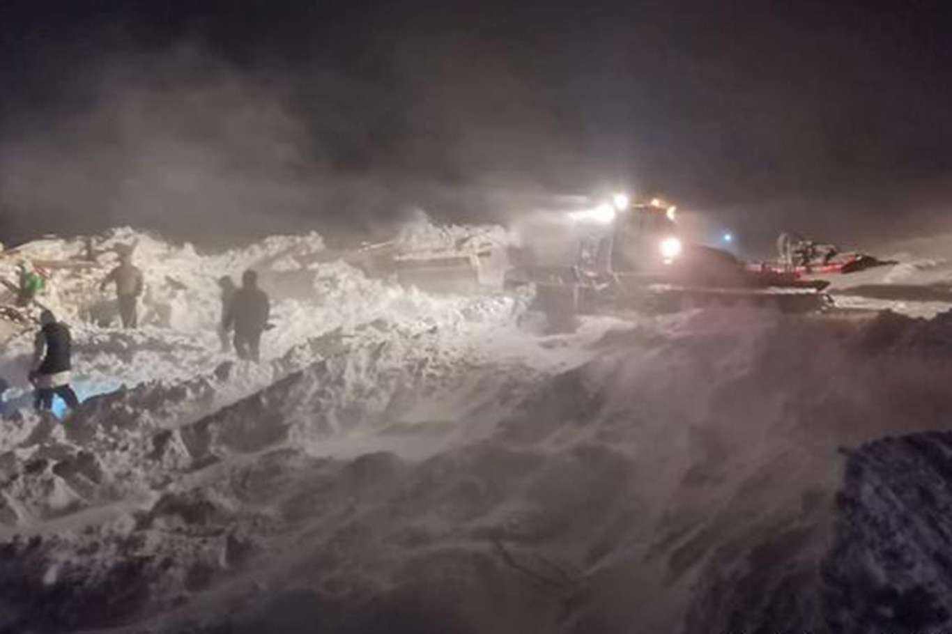 Rusya’da bir kayak merkezine düşen çığın altında 12 kişi kaldı